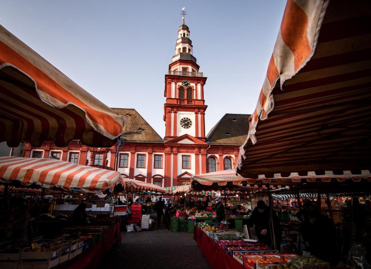 Hostel MHG Extérieur photo The Christmas market in front of the church