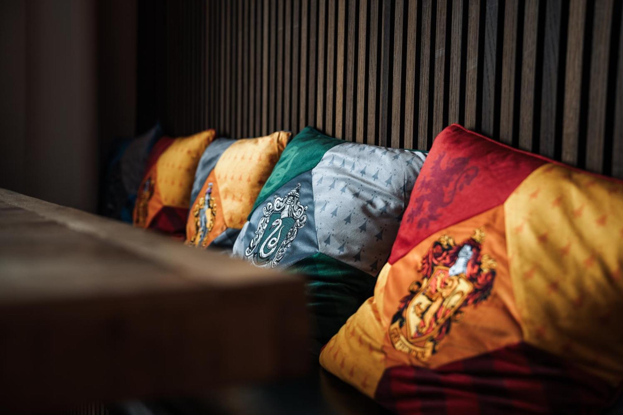 Hostel MHG Extérieur photo Pillows with the coats of arms of the four houses