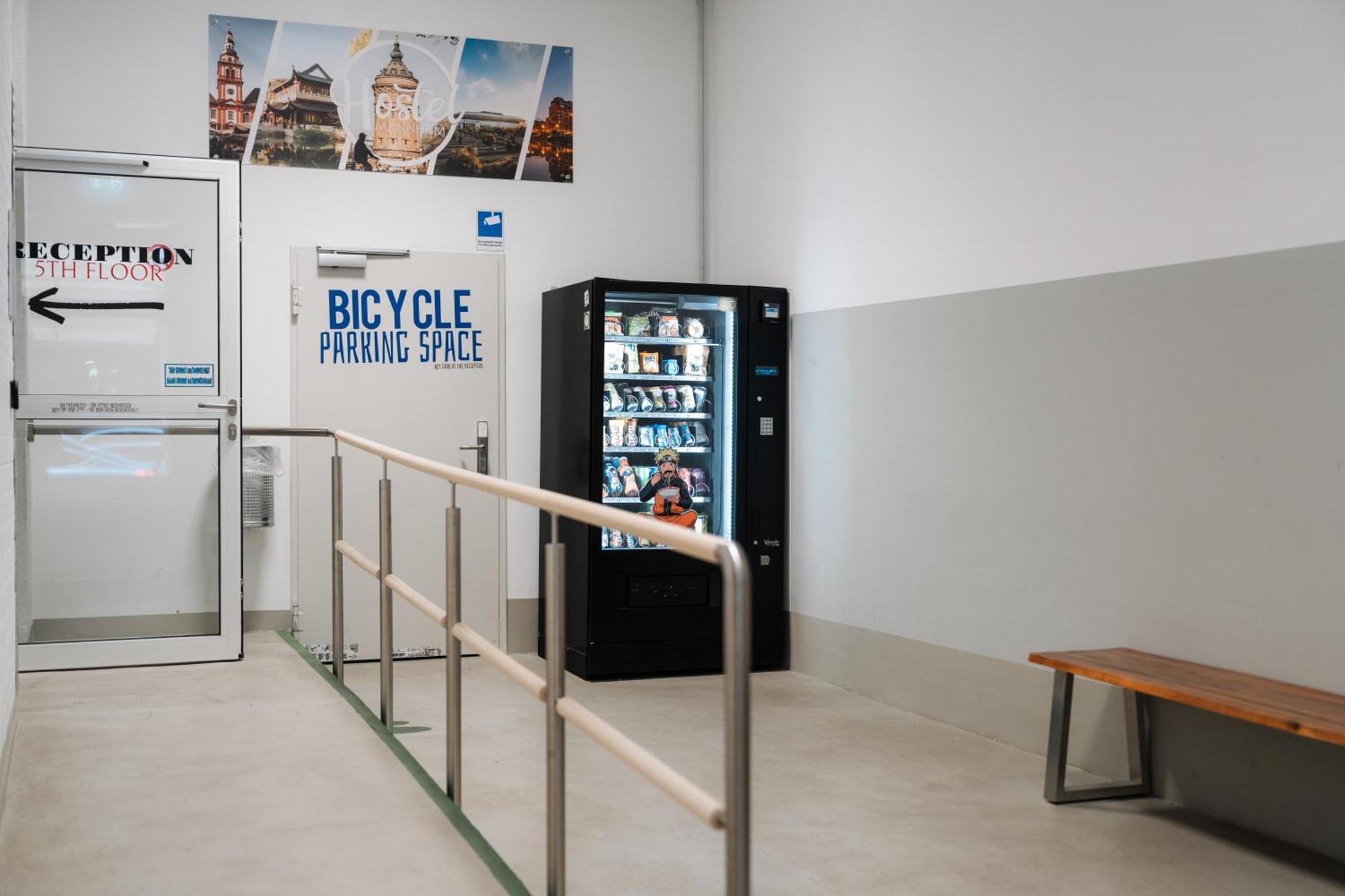 Hostel MHG Extérieur photo A vending machine in a bicycle parking garage