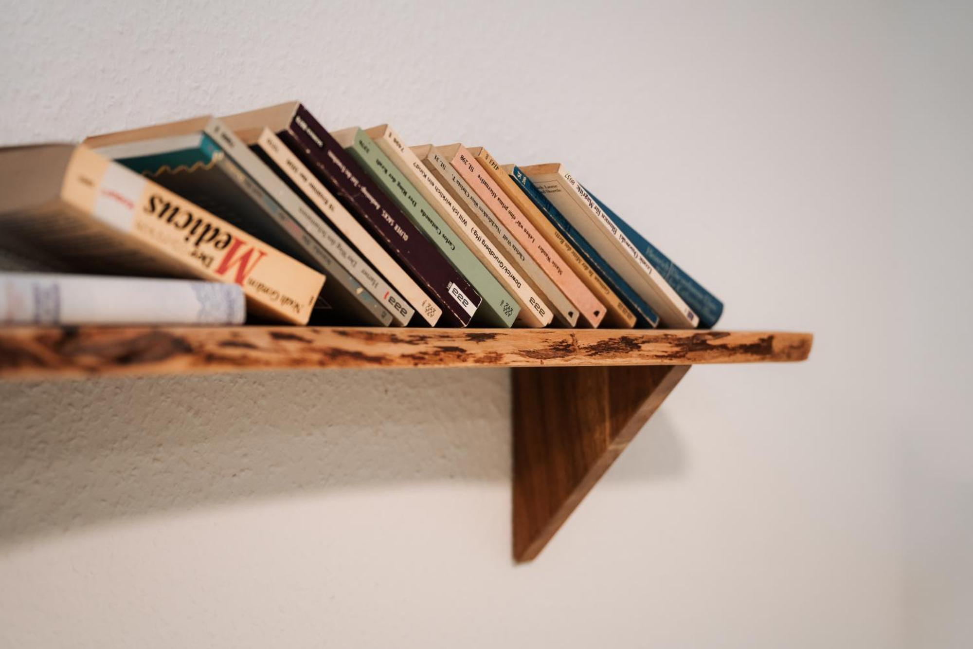 Hostel MHG Extérieur photo Books on a shelf